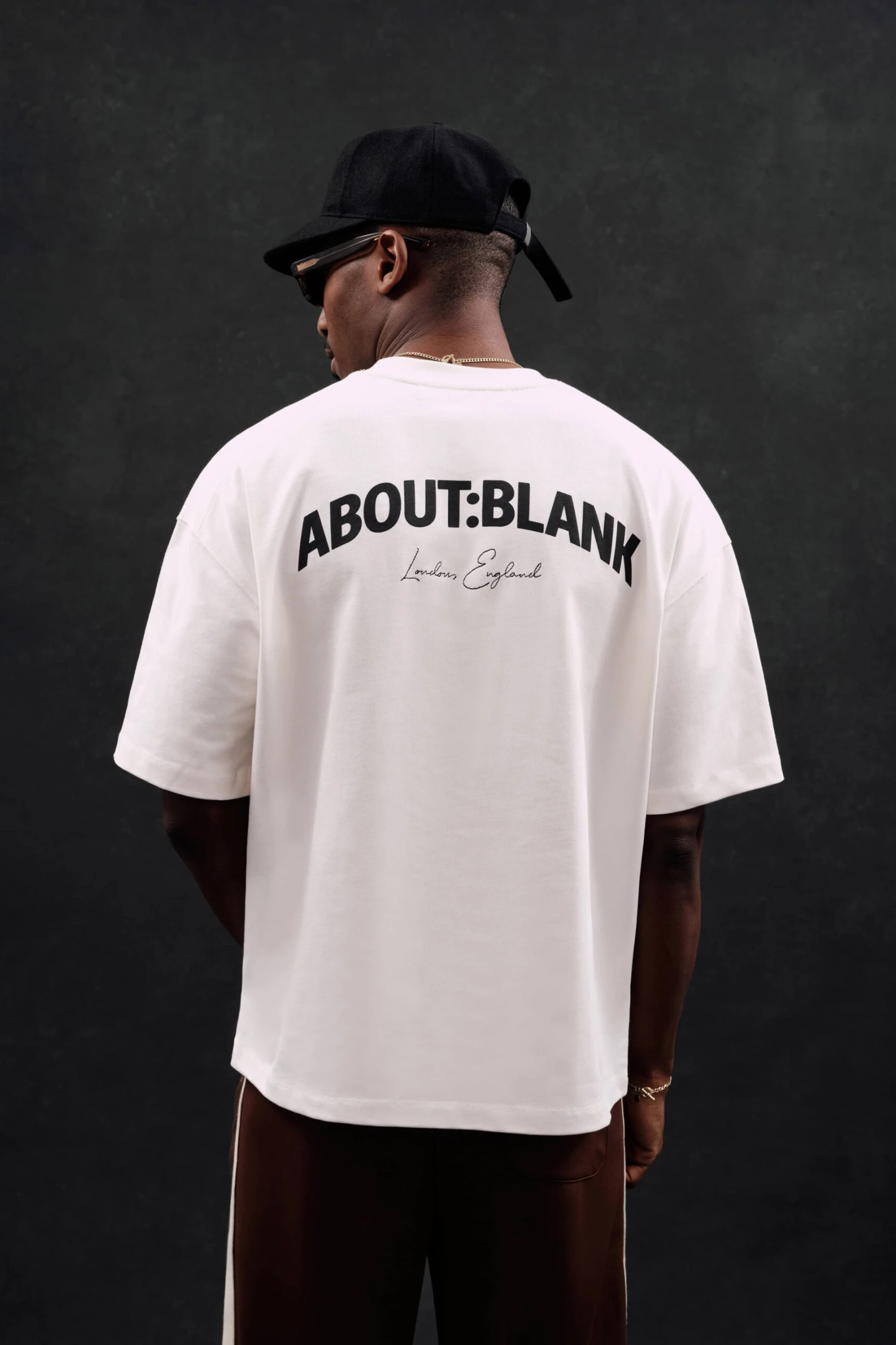 About---blank.com Arched Logo T-shirt Oat/black - Image 4