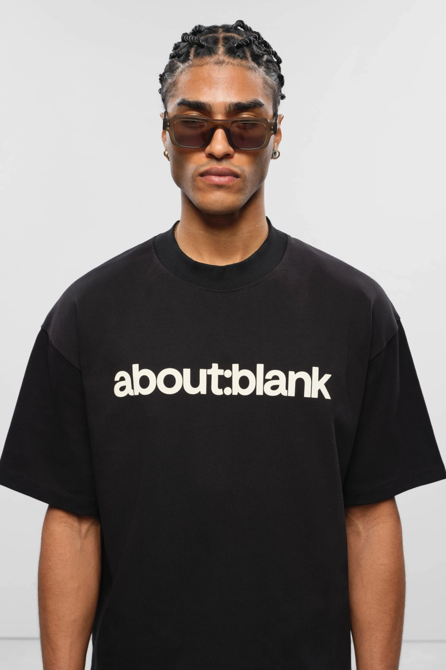 About---blank.com Block Mock Neck T-shirt Black/oat - Image 4