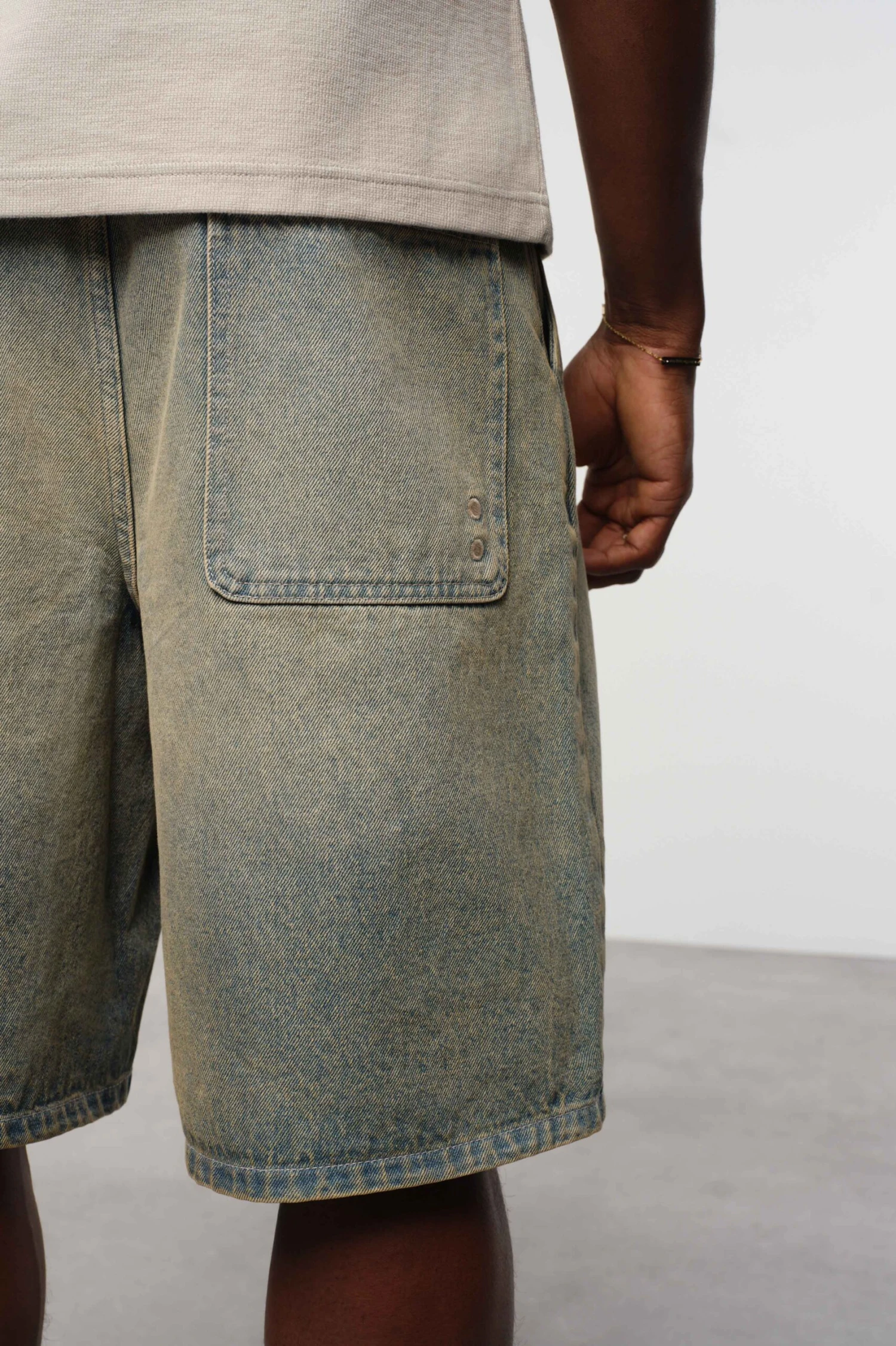Wide Denim Short Dirty Wash - Image 7