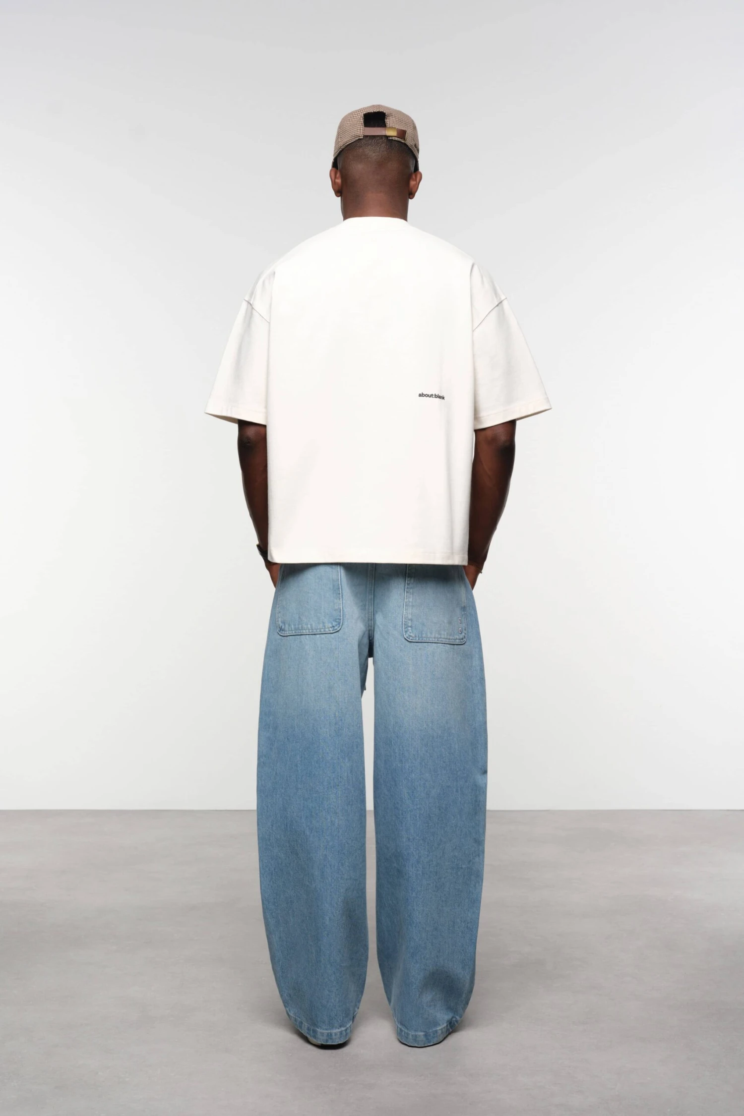 About---blank.com Mock Neck T-shirt Oat/black - Image 2