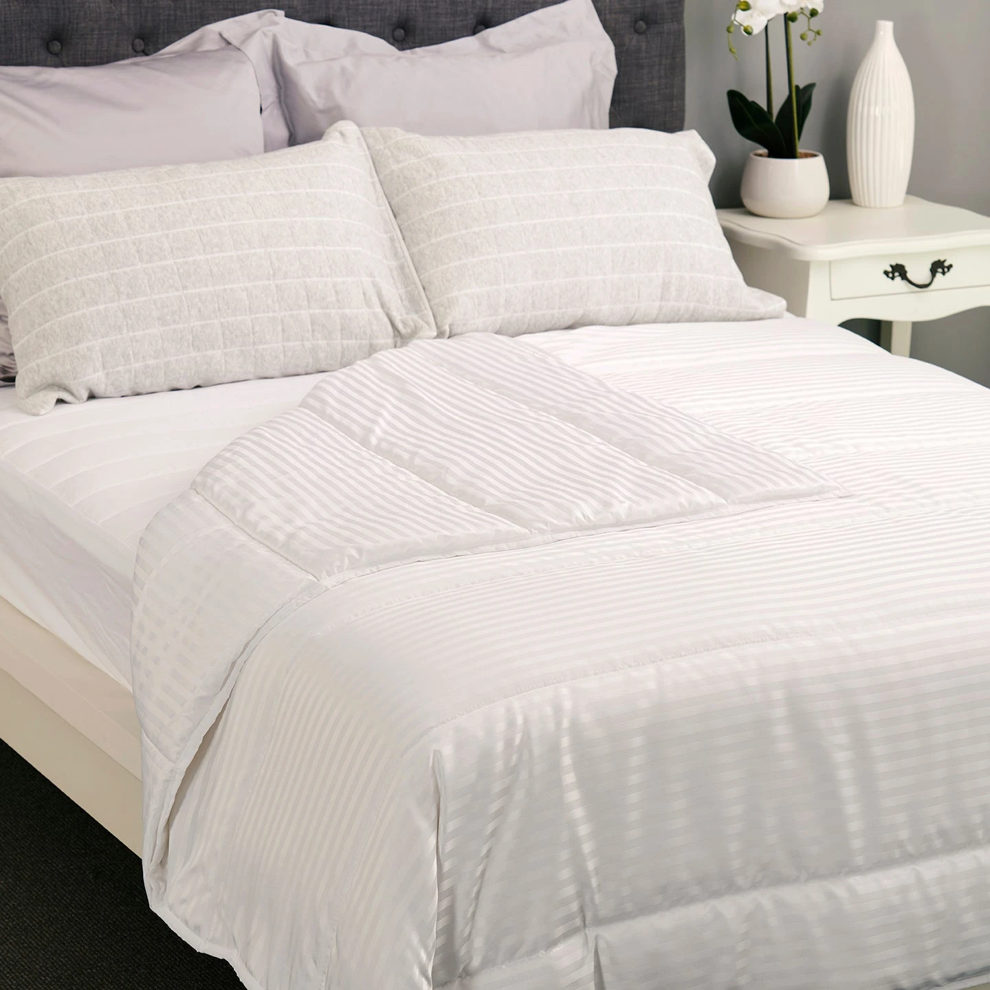 Hotel Luxury Comfort Quilt - All Seasons - Image 2
